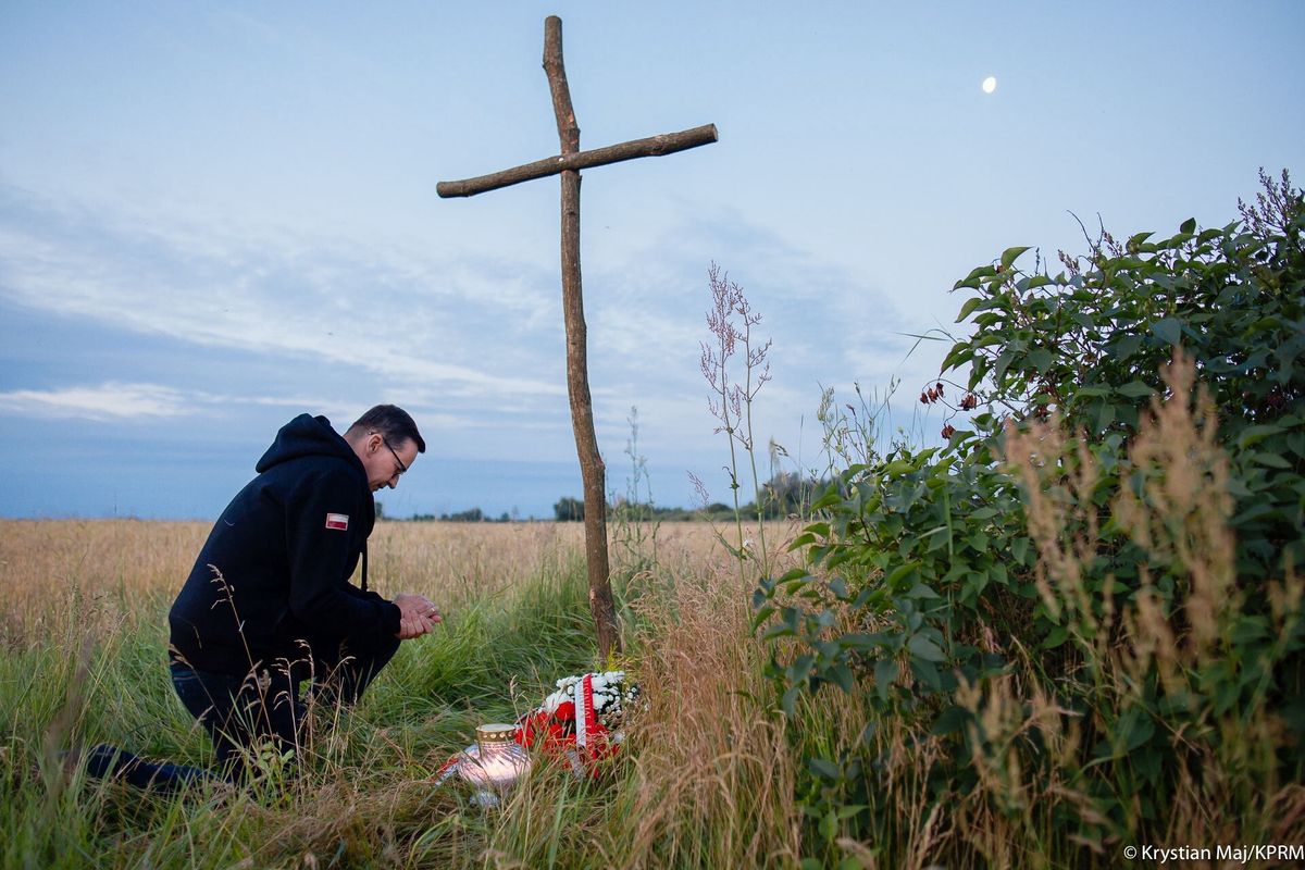 Mateusz Morawiecki oddał hołd pamięci ofiarom Rzezi Wołyńskiej w nieistniejącej wsi Ostrówki na Ukrainie