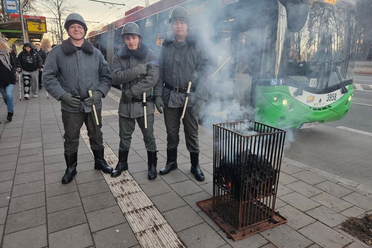 Koksownik i patrol milicji (ZOMO) na przystanku w rocznicę stanu wojennego w Polsce