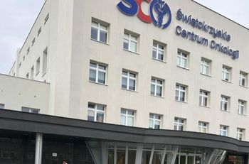 Wiózł chorą do szpitala, przekroczył prędkość. Pomogli policjanci