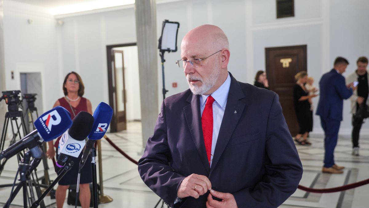 Warszawa, 24.07.2025. Przewodniczący KRRiT Maciej Świrski w drodze na salę plenarną Sejmu w Warszawie, 24 bm. W trzecim dniu posiedzenia posłowie zajmują się m.in. sprawozdaniem komisji z prac nad wnioskiem wstępnym o pociągnięcie przewodniczącego Krajowej Rady Radiofonii i Telewizji do odpowiedzialności konstytucyjnej przed Trybunałem Stanu. (amb) PAP/Leszek Szymański