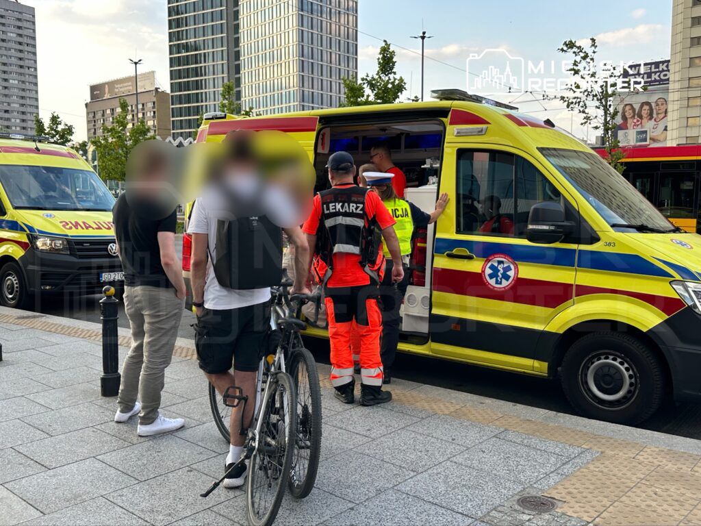 Rowerzystka potrąciła pieszą na chodniku w centrum Warszawy. Obie kobiety trafiły do szpitala