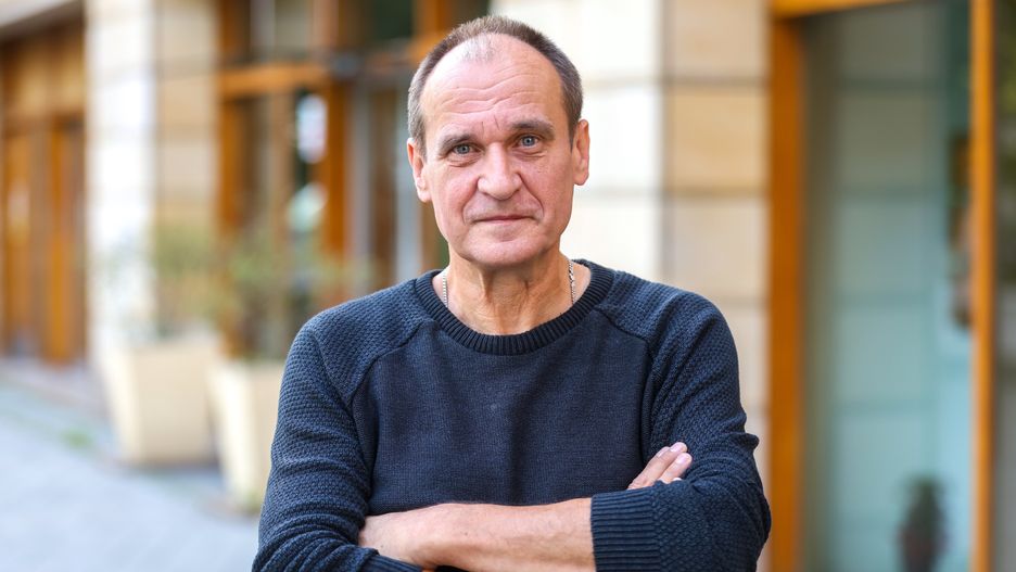 Warszawa, 10.08.2023. Lider Kukiz'15 Paweł Kukiz przed siedzibą Polskiej Agencji Prasowej w Warszawie, 10 bm. Paweł Kukiz był gościem Studia PAP. (ad) PAP/Rafał Guz