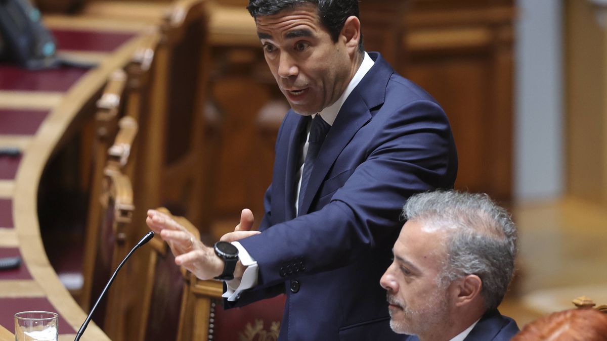 Portuguese parliament debates massive power cut in Portugal
epa12065271 Portugal's Minister for the Presidency Antonio Leitao Amaro speaks during a debate about 'the breakdown of electricity supply in Portugal' on 28 April in the Parliament in Lisbon, Portugal, 30 April 2025. A major power outage occurred across Portugal and Spain, where electric power was interrupted for more than ten hours in some regions The blackout caused severe difficulties in telecommunications, transportation systems, and essential sectors such as hospitals and emergency services.  EPA/MANUEL DE ALMEIDA 
Dostawca: PAP/EPA.
MANUEL DE ALMEIDA
parliament, power outage, debate