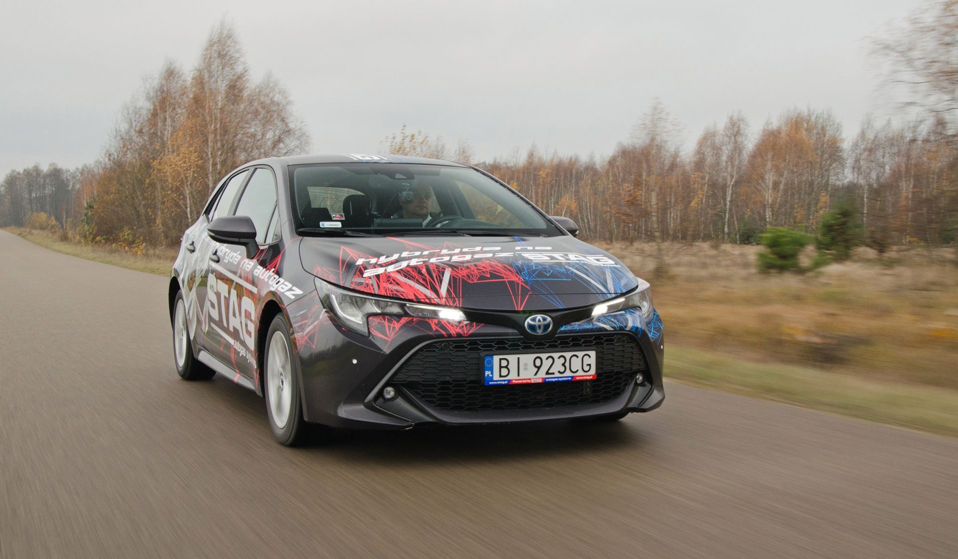 Testowa Toyota Corolla 1.8 Hybrid została uzbrojona w instalację gazową firmy STAG.