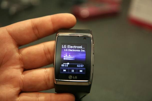 LG Watch Phone (fot. cnet.com)