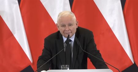 Eksperci o mowie ciała Kaczyńskiego. "Jest przemęczony albo polityka daje mu popalić"