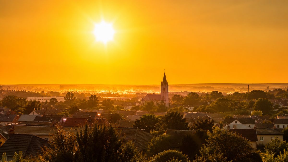 Rozgrzane słońce nad miastem podczas fali upałów