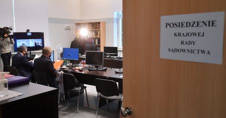 Sędziemu pomagała żona. Skandal w KRS i kuriozalne wyjaśnienia. Nowe informacje