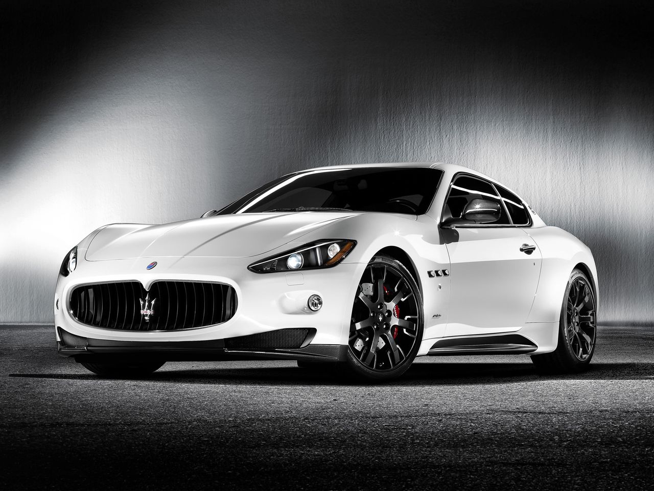 Maserati GranTurismo MC Line to stosunkowo nowy sportowy wóz. Jego 4,7-litrowe V8 rozwija 450 KM i każdy, kto słyszał tę maszynę na żywo wie, że ten motor to prawdziwa bestia. Nie zmienia to faktu, że do setki skuteczniejszym sprinterem jest AMG A 45. Maserati potrzebuje na rozpędzenie się do 100 km/h 4,9 s.