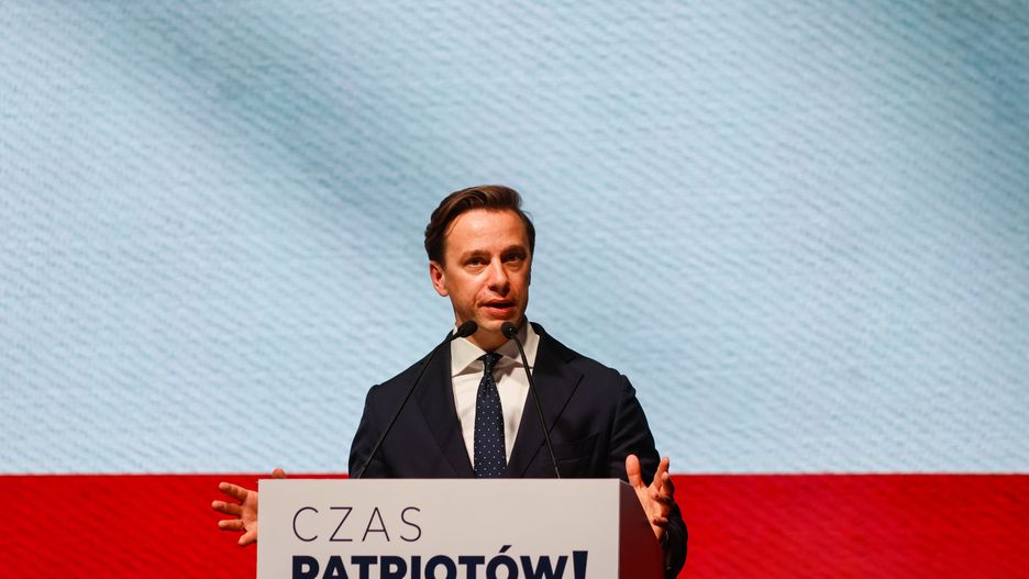 Kalisz, 14.06.2025. Wicemarszałek Sejmy Krzysztof Bosak podczas Kongresu Wyborczego Ruchu Narodowego, 14 bm. w Ośrodku Sportu Rehabilitacji i Rekreacji w Kaliszu. Podczas kongresu ma się odbyć wybór prezesa Ruchu Narodowego. (ad) PAP/Tomasz Wojtasik