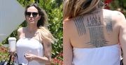 Angelina Jolie wyskoczyła po kawę i odsłoniła GIGANTYCZNY TATUAŻ na plecach. Widzieliście, że ma taką dziarkę? (FOTO)
