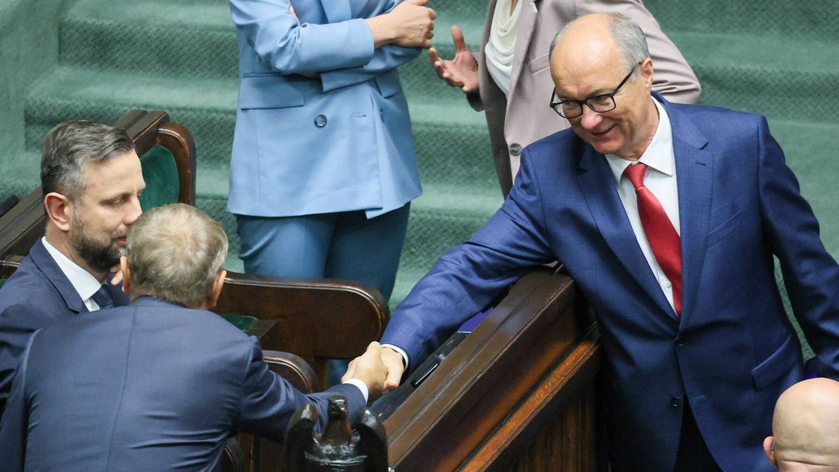 Liderzy koalicji: Włodzimierz Czarzasty (P), Donald Tusk (tyłem)