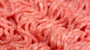 Niemcy wycofują polskie mięso ze sklepów. Powód? Groźna bakteria