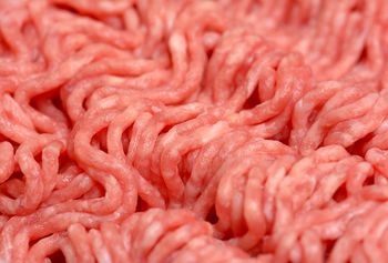 Niemcy wycofują polskie mięso ze sklepów. Powód? Groźna bakteria