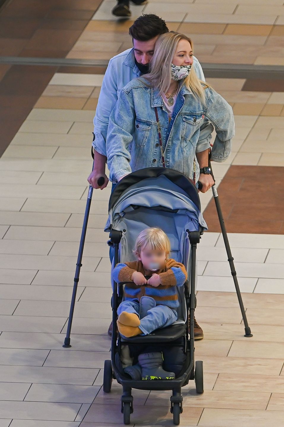 Barbara Kurdej-Szatan w centrum handlowym z mężem i synkiem