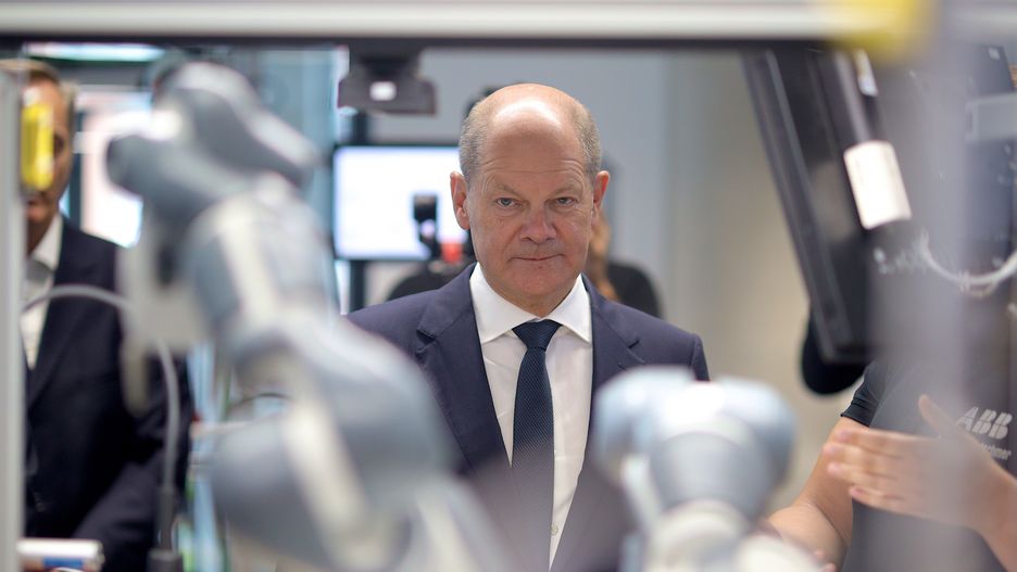 German Chancellor Olaf Scholz visits the training center of electrical equipment producer ABB in Berlin, Germany, 06 September 2022. EPA/Christian Marquardt / POOL Dostawca: PAP/EPA.