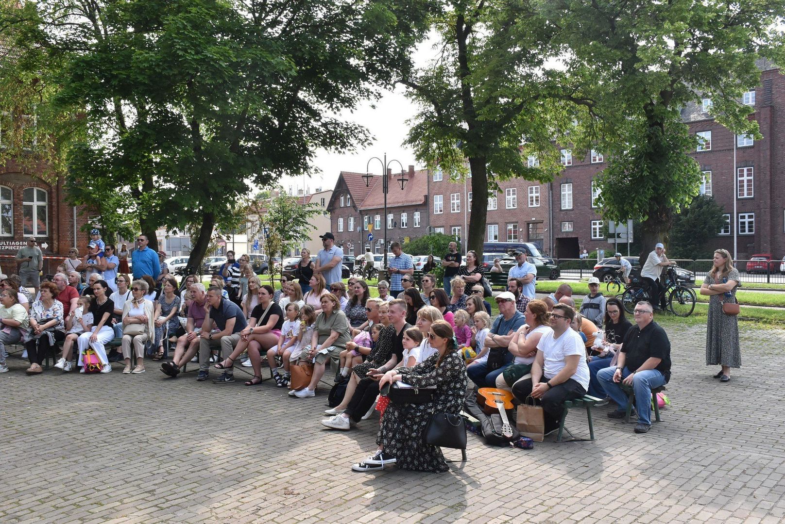 Koncert uczniów przed szkołą muzyczną w Malborku