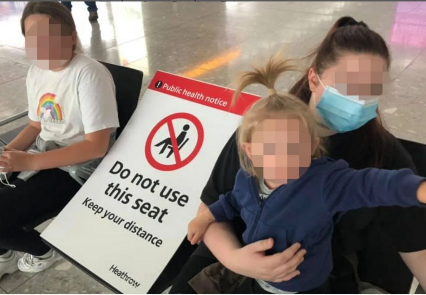 Śpi z dziećmi na lotnisku. Nie ma dla nich miejsc w samolocie