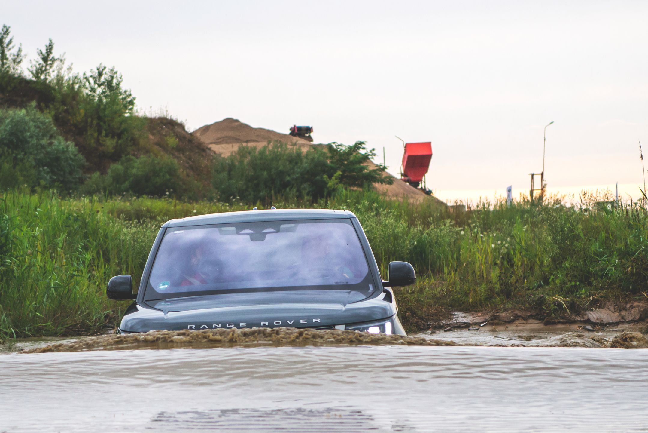Range Rover może brodzić do 90 cm, więc większość przeszkód w życiu jego użytkownika jest zdecydowanie poniżej tego