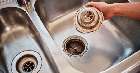 Włóż do zlewu i zakręć. To sposób hydraulika