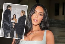 Kim Kardashian udzieliła ślubu znajomym. Miała sukienkę z dekoltem po pępek