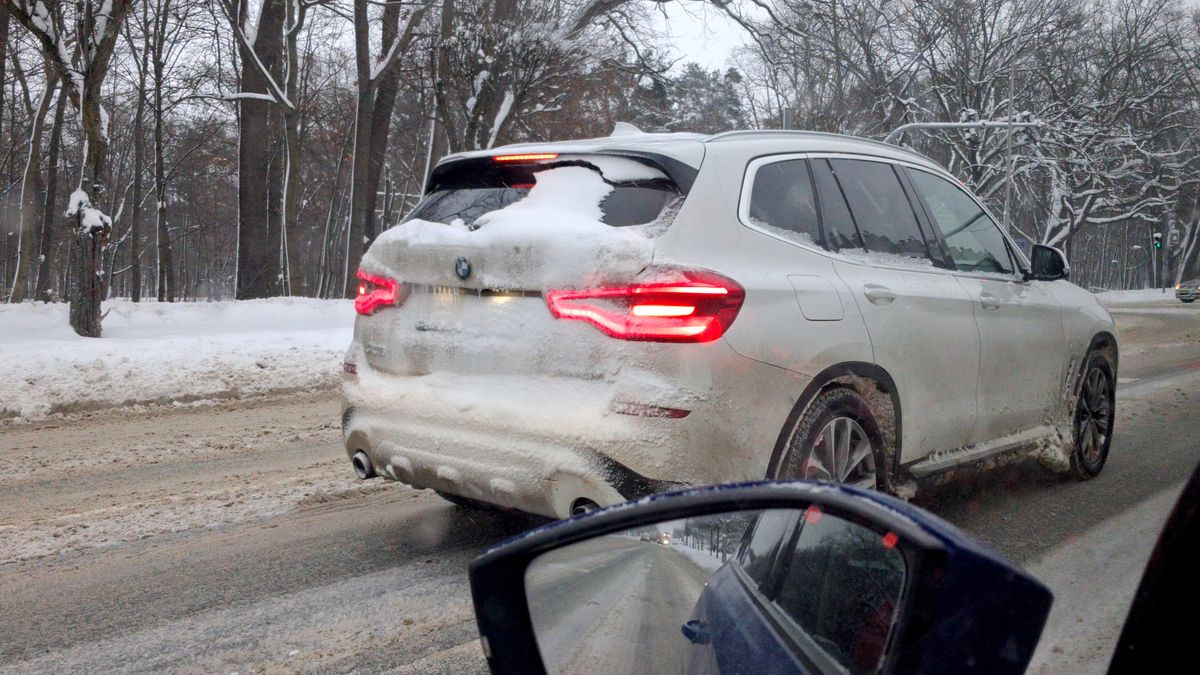 Tablice podczas jazdy szybko mogą pokryć się śniegiem