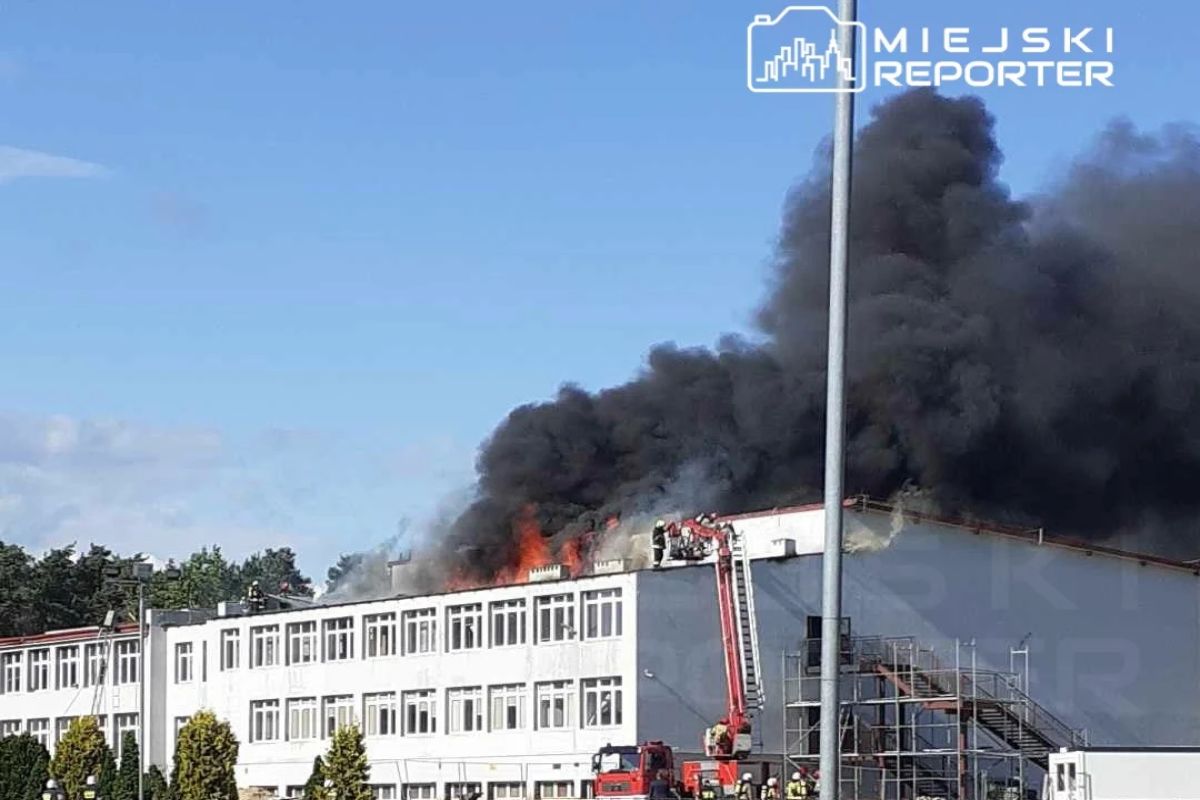 Pożar szkoły podstawowej w Magnuszewie. Z dachu unoszą się kłęby dymu