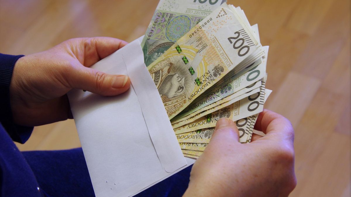 Masz dużo dzieci — masz wysoką emeryturę. Jesteś bezdzietny — spodziewaj się biedaemerytury — pisze "Gazeta Wyborcza" 