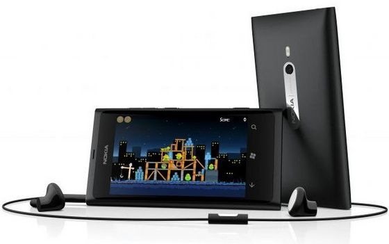 Nokia Lumia 800 ze słuchawkami