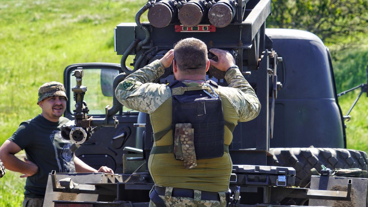 �o�nierze SZU
Obw�d zaporoski, Ukraina, 05.05.2024. �o�nierze Si� Zbrojnych Ukrainy ostrzeliwuj� rosyjskie cele z improwizowanej wyrzutni pocisk�w Grad w pobli�u linii frontu w obwodzie zaporoskim, 5 bm. Trwa inwazja Rosji na Ukrain�. (jm) PAP/Alena Solomonova
Alena Solomonova
armia, artyleria, front, imporowizowana, improwizowana, nieseryjna, ostrza�, rakietowa, rakietowy, SZU, ukrai�scy, ukrai�ska, wieloprowadnicowa, ZSU, �o�nierze, agresja Rosji, atak Rosji na Ukrain�, inwazja, inwazja rosyjska, konflikt zbrojny, rosyjska, rosyjski, sytuacja na Ukrainie, sytuacja w Ukrainie, ukrai�skie, Wojna na Ukrainie, wojna w Ukrainie, wojsko, wok� Ukrainy