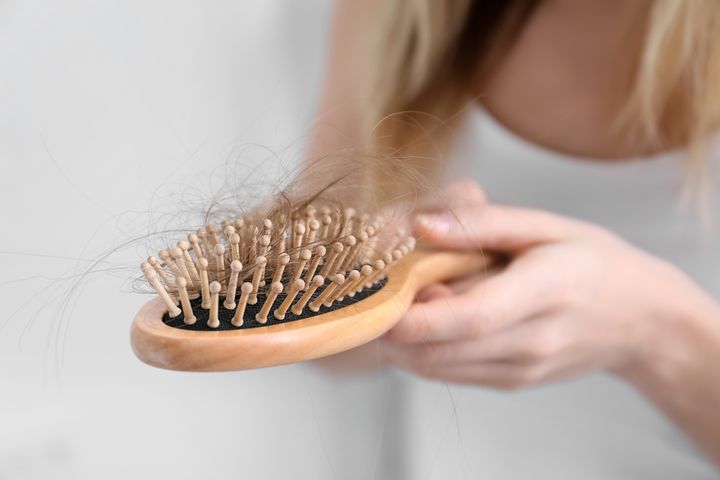 Zapobieganie łysieniu nie musi być trudne i skomplikowane. Wystarczy bardziej zadbać o siebie: zrelaksować się i ewentualnie nabyć kilka wysokiej jakości kosmetyków do pielęgnacji włosów.