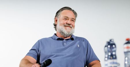 Jowialny starszy pan z brzuszkiem? Takie zdjęcia to historia, Russel Crowe to teraz góra mięśni