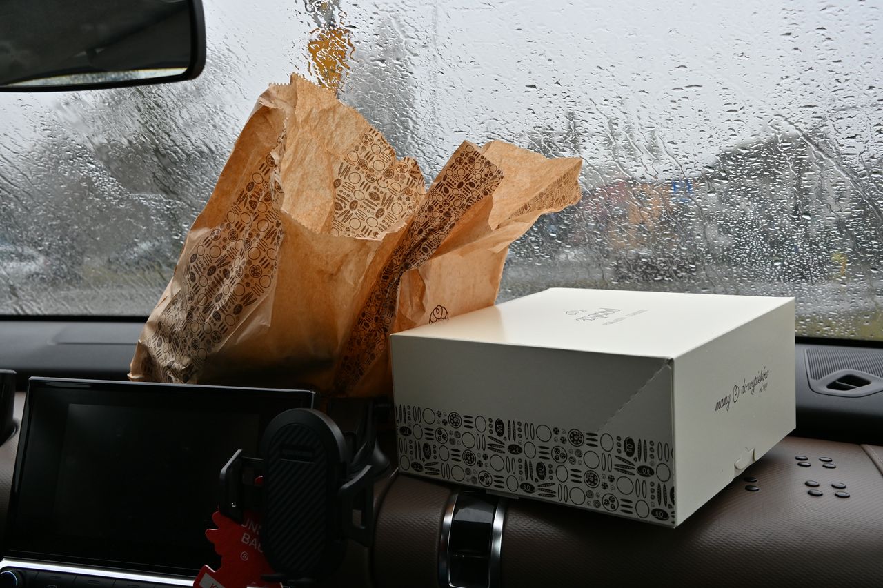 Wszystko jest zapakowane w papier i kartoniki