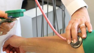 Przebadali ponad 10 tys. osób. Powiązali nadciśnienie z niedoborem