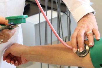 Przebadali ponad 10 tys. osób. Powiązali nadciśnienie z niedoborem
