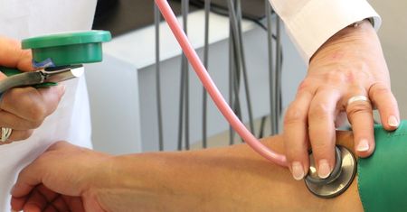 Przebadali ponad 10 tys. osób. Powiązali nadciśnienie z niedoborem