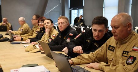 Funkcjonariusze straży pożarnej przygotowują się do działań kryzysowych w terenie i pod ziemią.