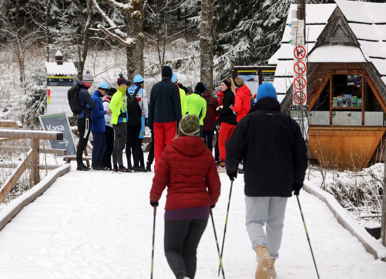 Zakopane pod śniegiem. Pogoda mogła zaskoczyć tak późnym atakiem zimy [ZDJĘCIA]