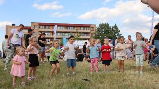Wędrujące Podwórko na os. Młodości w Chrzanowie. Dzieci są zachwycone