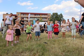 Wędrujące Podwórko na os. Młodości w Chrzanowie. Dzieci są zachwycone