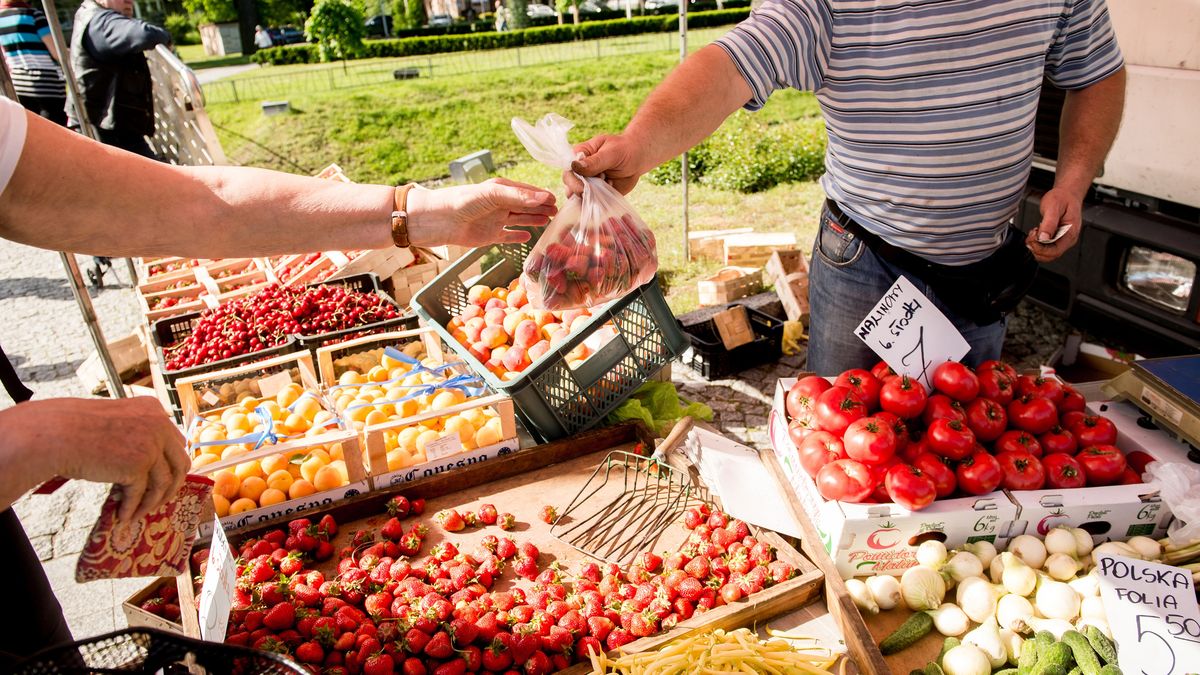 Polacy rezygnują z kupna owoców. "Trzeba się przyzwyczaić"