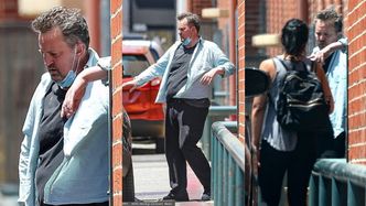 Zmarnowany Matthew Perry ze strapioną miną i maseczką na szyi wyłania się z budynku w Beverly Hills (ZDJĘCIA)