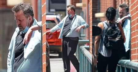 Zmarnowany Matthew Perry ze strapioną miną i maseczką na szyi wyłania się z budynku w Beverly Hills (ZDJĘCIA)