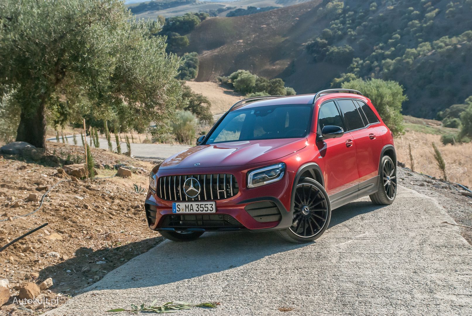 AMG GLB 35 to pierwszy kompaktowy Mercedes do którego trafił grill o nazwie Panamericana