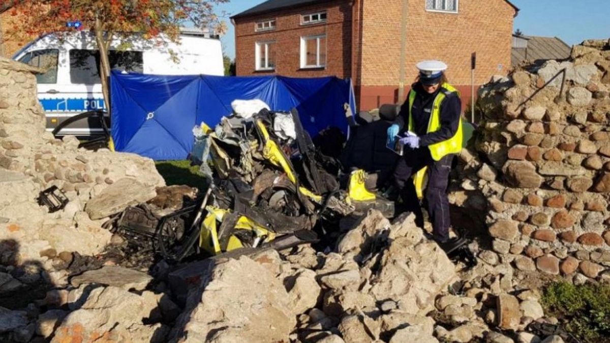 24-latek uderzył w mur plebanii, zginął na miejscu. 