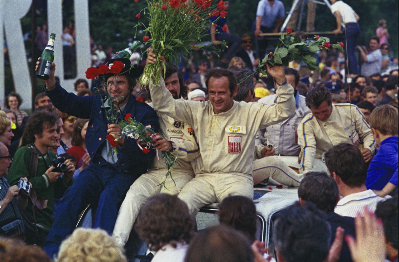 Kierowcy świętują po pokonaniu 50 tys. km. Z przodu od lewej: Andrzej Aromiński, Andrzej Jaroszewicz, Sobiesław Zasada