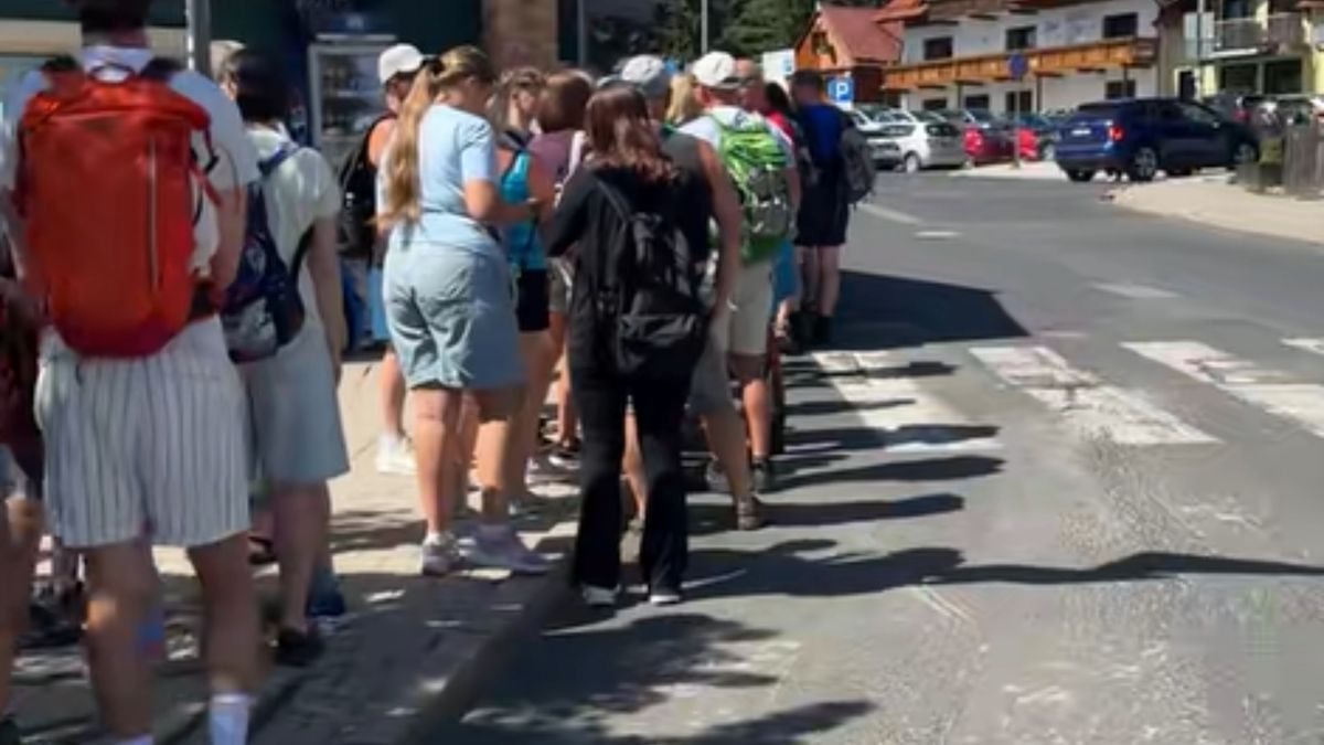 Ogromna kolejka do wyciągu.