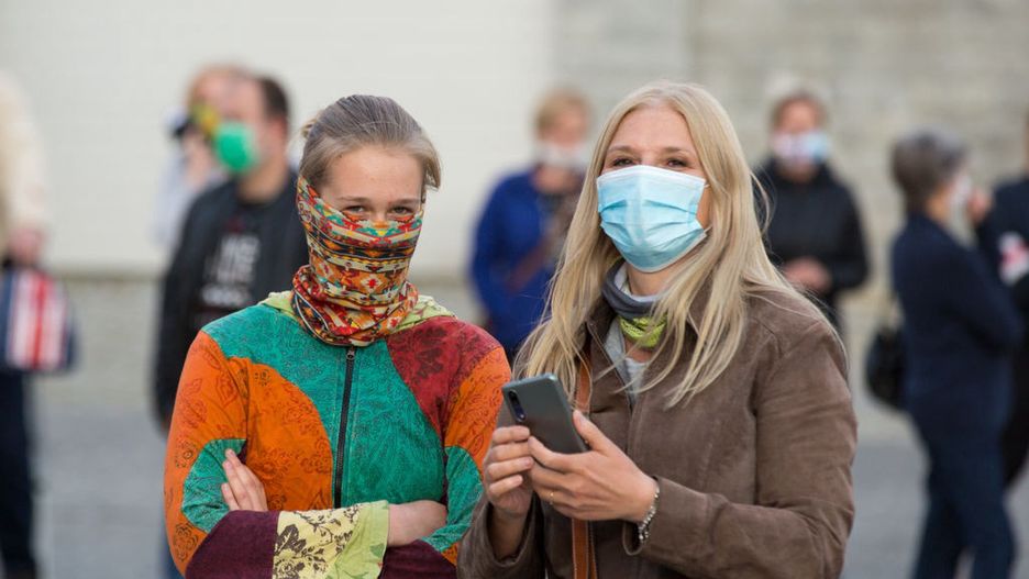 Maseczki ochronne. Minister zdrowia Łukasz Szumowski zapowiedział zniesienie nakazu noszenia maseczek ochronnych. 