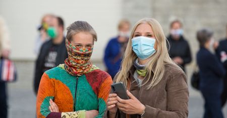Wirusolog: Zniesienie obowiązku noszenia maseczek nie wpłynie na rozwój epidemii
