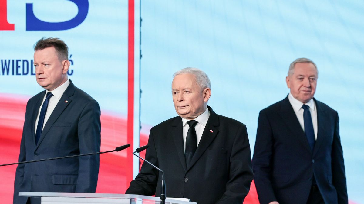 Konferencja prezesa PiS Jaros?awa Kaczy?skiego
Fot. Anita Walczewska/East News, Warszawa, 18.02.2025. Konferencja prezesa PiS Jaroslawa Kaczynskiego (C) i przewodniczacego KP PiS Mariusza Blaszczaka (L) oraz posla Henryka Kowalczyka (P), w siedzibie partii przy Nowogrodzkiej. Apel o wsparcie komitetu wyborczego Karola Nawrockiego.
Anita Walczewska